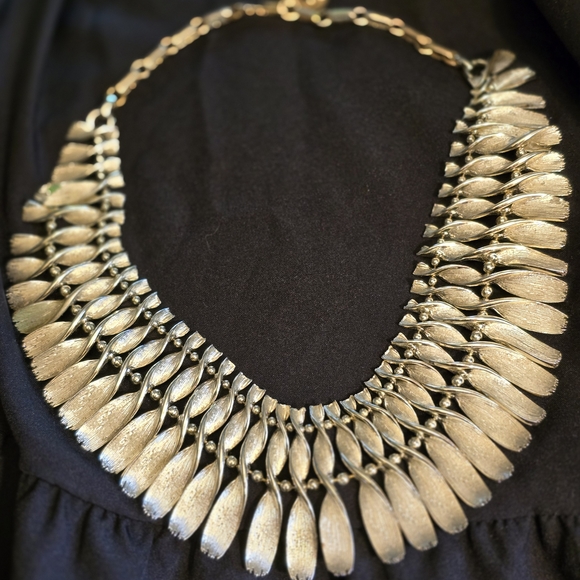 Elegant Silver Necklace - Picture 1 of 2
